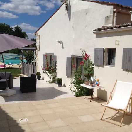 Studio Avec Piscine Privee Jardin Clos Et Wifi A Saint Jean D'Angely Exterior photo